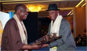 Rivers State Governor, Rt Hon Chibuike Rotimi Amaechi (right), presenting an Award to former Governor of Rivers State, Chief Rufus  Ada-George,  at the Centenary Dinner/Award Night in Government House, Port Harcourt, last Saturday.