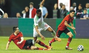 Super Eagles’ Mikel Obi (10) meandering in between two Mexicans in the recent friendly game between Nigeria and Mexico in USA