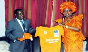 Governor Simon Lalong of Plateau State (left), receiving a t-shirt from the United Nations  Women Representative to Nigeria and ecowas, Grace Ongile, who paid him courtesy visit  in Jos on Monday 